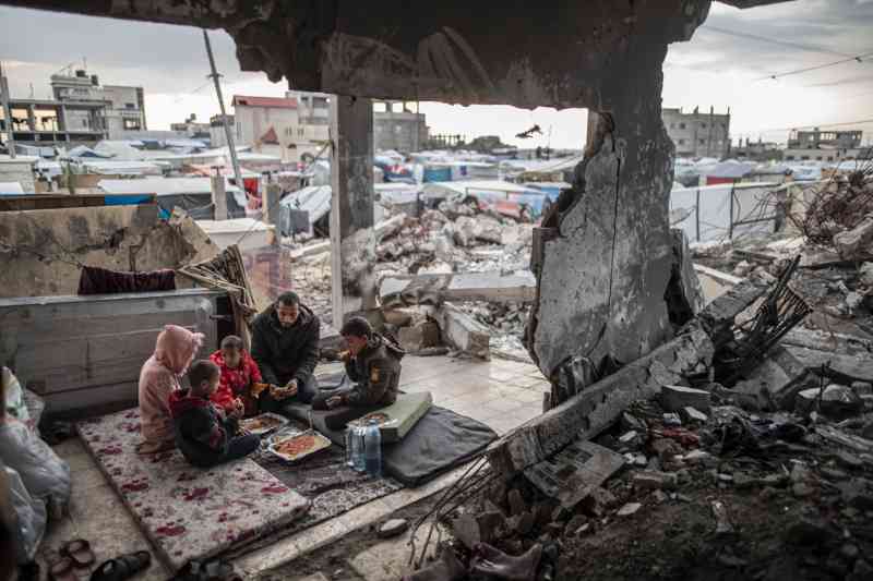 Una familia en su casa destruida en Rafah, donde Israel está planeando una invasión terrestre